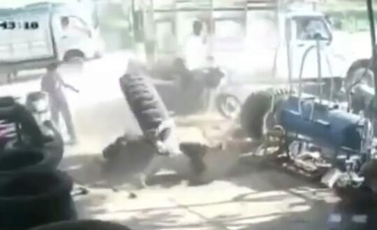 Mengerikan, Video 2 Orang Pria Terpental ke Udara karena Memompa Ban Hingga Meledak!
