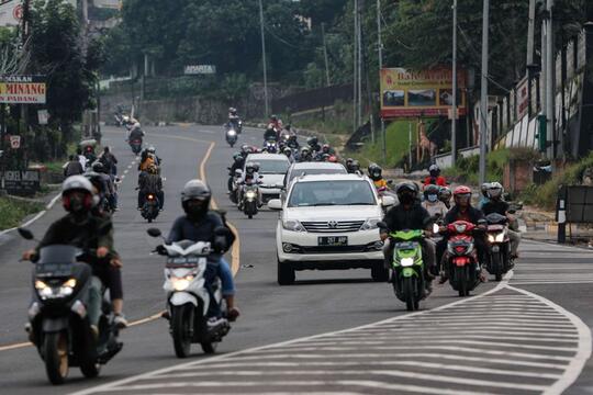 Geram! Pengendara Ini Sengaja Ngebut Lewati Air dan Cipratkan ke Pengendara lain