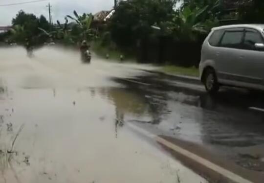 Geram! Pengendara Ini Sengaja Ngebut Lewati Air dan Cipratkan ke Pengendara lain