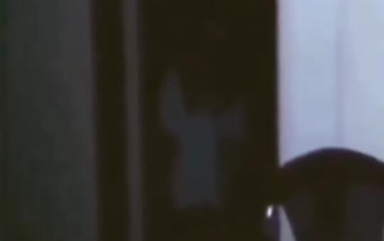 Seram! Orang Ini Merekam Rumahnya dan Dapatkan Penampakan, Apakah Jin?
