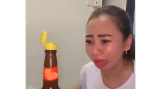 Ngeri, Perempuan Ini Muntah Saat Makan karena Temukan Hal Tak Lazim Dalam Botol Kecap