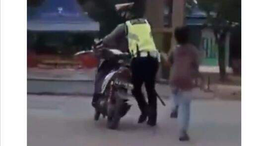 Ditilang karena Tak Pakai Helm dan Tidak Punya SIM, Bocah Ini Merengek Banting Motor!