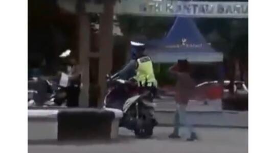 Ditilang karena Tak Pakai Helm dan Tidak Punya SIM, Bocah Ini Merengek Banting Motor!