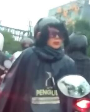 Desain Unik Helm Pengendara Motor ini Malah Bikin Merinding!