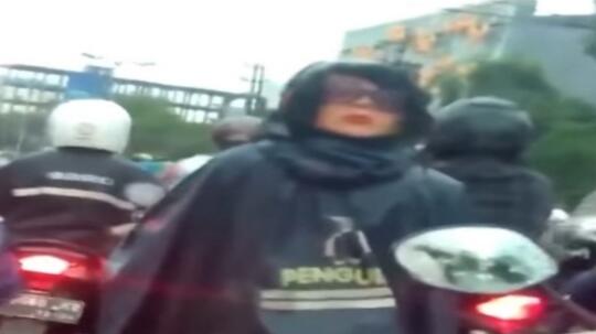 Desain Unik Helm Pengendara Motor ini Malah Bikin Merinding!