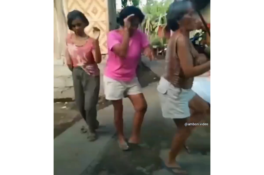Viral! Tiga Orang Nenek Joget Ala Tiktok, Bikin Miris atau Ngakak?