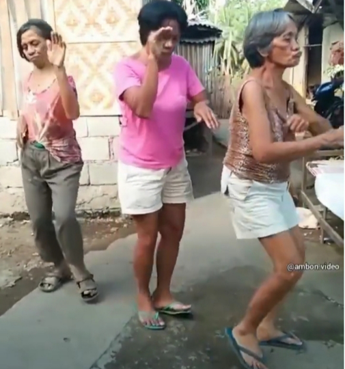 Viral! Tiga Orang Nenek Joget Ala Tiktok, Bikin Miris atau Ngakak?