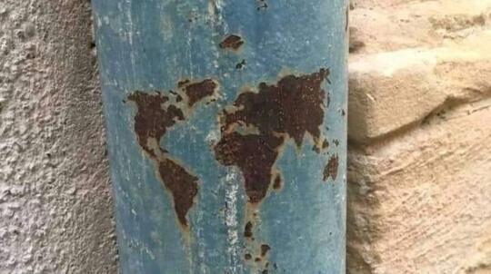 Konspirasi Baru! Foto Dunia Melengkung di Tiang Listrik Viral di Twitter