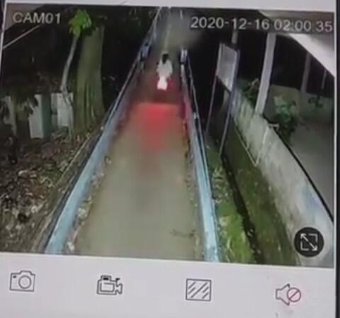 Bikin Seram, Pengendara Motor Tak Sadar Ada Kuntilanak Diboncengnya
