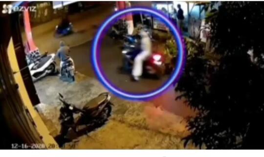 Heboh Video CCTV Seorang Pengemudi Motor Membonceng Sosok Misterius Mirip Pocong!