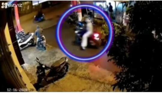 Heboh Video CCTV Seorang Pengemudi Motor Membonceng Sosok Misterius Mirip Pocong!