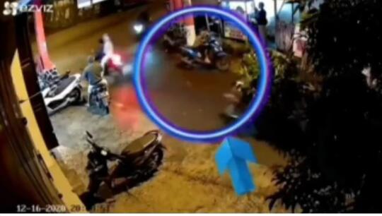Heboh Video CCTV Seorang Pengemudi Motor Membonceng Sosok Misterius Mirip Pocong!
