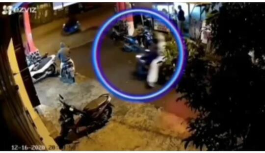 Heboh Video CCTV Seorang Pengemudi Motor Membonceng Sosok Misterius Mirip Pocong!
