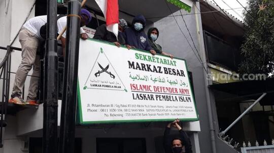 Foto-foto Markas Petamburan Dibongkar Brimob setelah FPI Dibubarkan..FPI sudah habis!