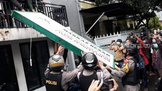 Foto-foto Markas Petamburan Dibongkar Brimob setelah FPI Dibubarkan..FPI sudah habis!
