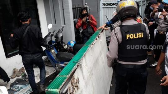 Foto-foto Markas Petamburan Dibongkar Brimob setelah FPI Dibubarkan..FPI sudah habis!