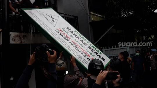 Foto-foto Markas Petamburan Dibongkar Brimob setelah FPI Dibubarkan..FPI sudah habis!