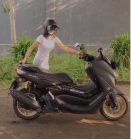 Cewek yang Bisa Standar Dua Sepeda Motor, Termasuk Idaman Gak Gan?