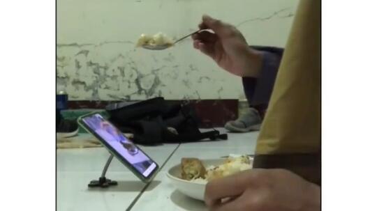 Efek LDR, Pria Ini Suapi Pacarnya dengan Menuang Makanan ke Kamera Saat Video Call!