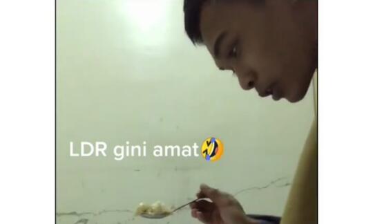 Efek LDR, Pria Ini Suapi Pacarnya dengan Menuang Makanan ke Kamera Saat Video Call!