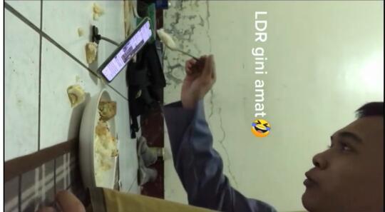 Efek LDR, Pria Ini Suapi Pacarnya dengan Menuang Makanan ke Kamera Saat Video Call!