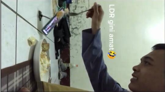 Efek LDR, Pria Ini Suapi Pacarnya dengan Menuang Makanan ke Kamera Saat Video Call!
