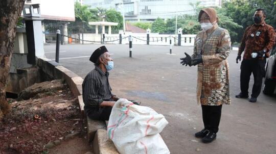 PMKS yang Ditemui Risma Benarkan Suka Diberi Rp 50 Ribu Oleh Pak Haji