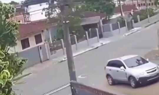 Ngeri, Viral Detik-detik Mobil Sedan Berhasil Hindari Tronton yang Berjalan Mundur!