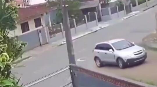 Ngeri, Viral Detik-detik Mobil Sedan Berhasil Hindari Tronton yang Berjalan Mundur!