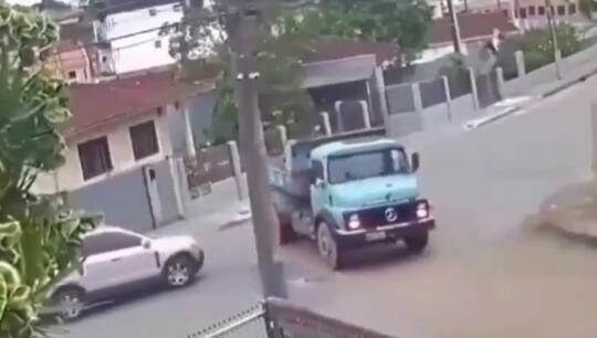 Ngeri, Viral Detik-detik Mobil Sedan Berhasil Hindari Tronton yang Berjalan Mundur!