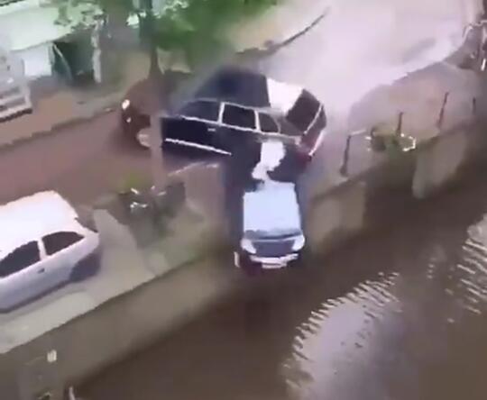 Gagal Nge-drift, Mobil Ini Jatuhkan Mobil Lain ke Sungai dan Kabur, Gak Ada Akhlak!