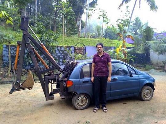 Selagi Masih Bisa Dipake, Mobil Jadul ini Diubah Jadi Eskavator!