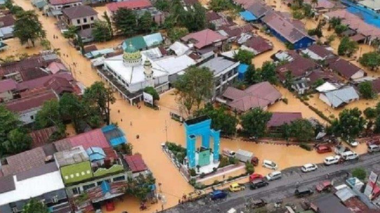 Meski Tanpa Atribut, FPI Buka Posko Dapur Umum&Bantu Evakuasi Korban Banjir di Kalsel