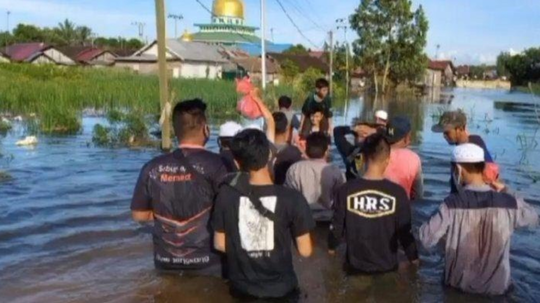 Meski Tanpa Atribut, FPI Buka Posko Dapur Umum&Bantu Evakuasi Korban Banjir di Kalsel
