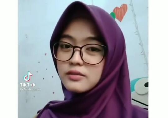 Viral Bu Guru Cantik Ditantang Melotot Biar Murid Takut! Netizen; Malah Bikin Cinta
