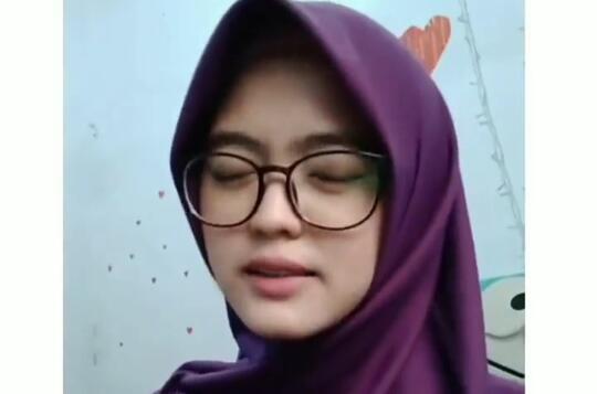 Viral Bu Guru Cantik Ditantang Melotot Biar Murid Takut! Netizen; Malah Bikin Cinta