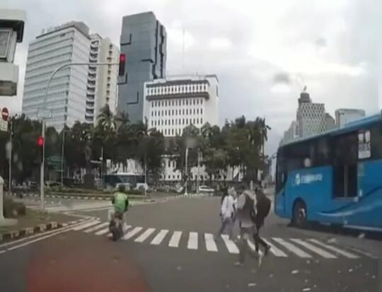 Akibat Menerobos Lampu Merah, Kang Ojol Terlindas Bus Trans Jakarta!