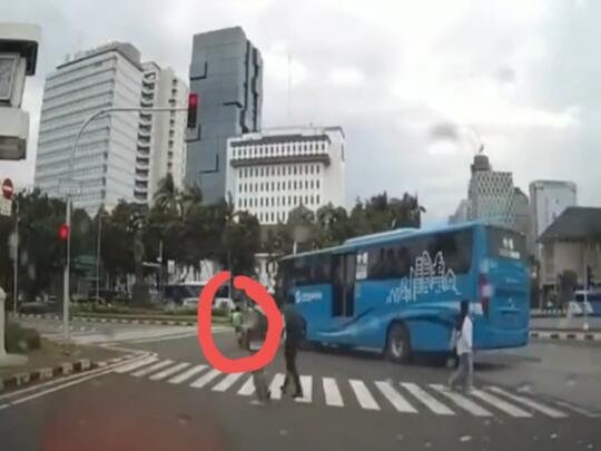 Akibat Menerobos Lampu Merah, Kang Ojol Terlindas Bus Trans Jakarta!