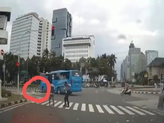 Akibat Menerobos Lampu Merah, Kang Ojol Terlindas Bus Trans Jakarta!