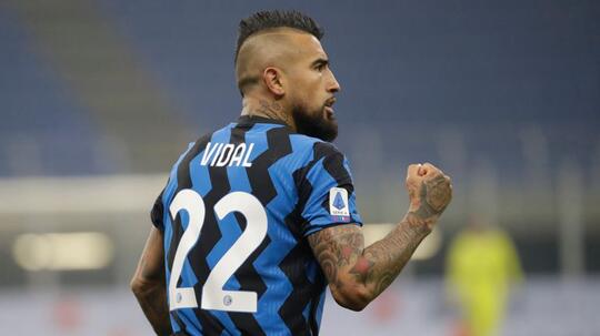 Bertemu Mantan, Arturo Vidal Sempat Cium Logo Juventus Jelang Pertandingan