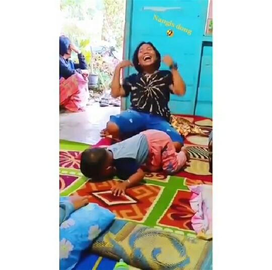 Entah Apa yang Merasukinya, Wanita ini Mendudukkan Paksa Bocah yang Sedang Pulas!