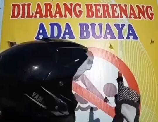 Viral Pemuda Kasih Unjuk Larangan Berenang Ada Buaya yang Dilanggar Banyak Orang!