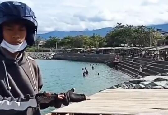 Viral Pemuda Kasih Unjuk Larangan Berenang Ada Buaya yang Dilanggar Banyak Orang!