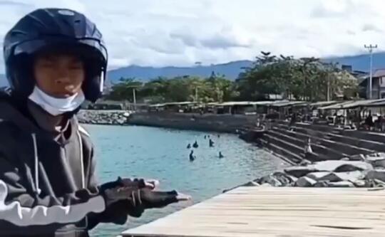Viral Pemuda Kasih Unjuk Larangan Berenang Ada Buaya yang Dilanggar Banyak Orang!