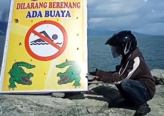 Viral Pemuda Kasih Unjuk Larangan Berenang Ada Buaya yang Dilanggar Banyak Orang!