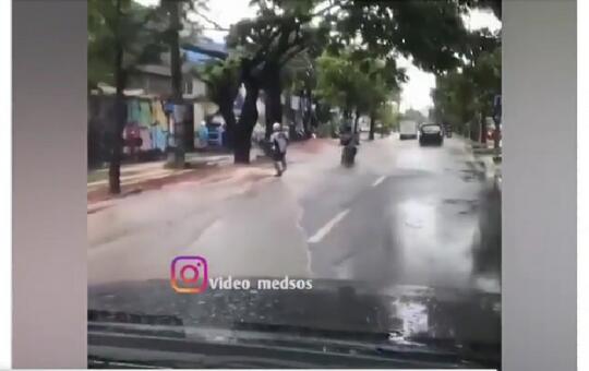 Konyolnya Warga +62 Tak Tertandingi, Jalanan Kebanjiran Dijadikan Tempat Berselancar!