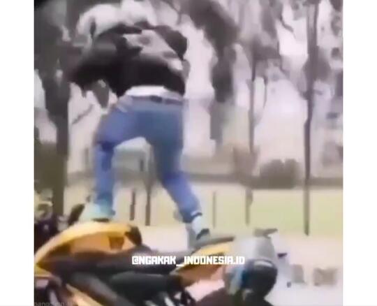 Skill Tingkat Dewa Si Pemotor Ini Bikin Iri, Tapi Endingnya Bikin Nyeri! Mau Nyobain?