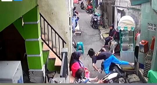 Motor Pria Ini Tabrak Sebuah Gerobak, Diliatin Emak-emak, Malu Sampai Tua?
