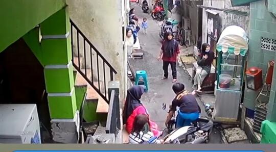 Motor Pria Ini Tabrak Sebuah Gerobak, Diliatin Emak-emak, Malu Sampai Tua?