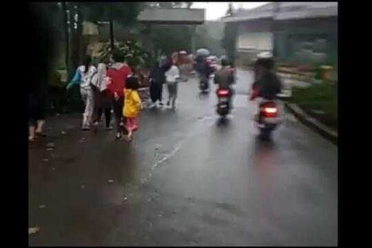 Viral Video Banjir Bandang di Puncak Bogor, Warga Panik Berlarian Menyelamatkan Diri